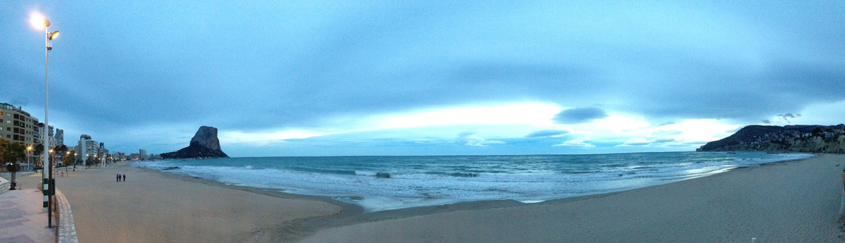 La plage de Calp, dans la province d'Alicante, Espagne, janvier 2013. Ph. Moctar KANE.