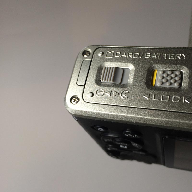 Le Nikon 1 AW1 et son système de double verrouillage du compartiment batterie et carte SD. Ph. Moctar KANE.