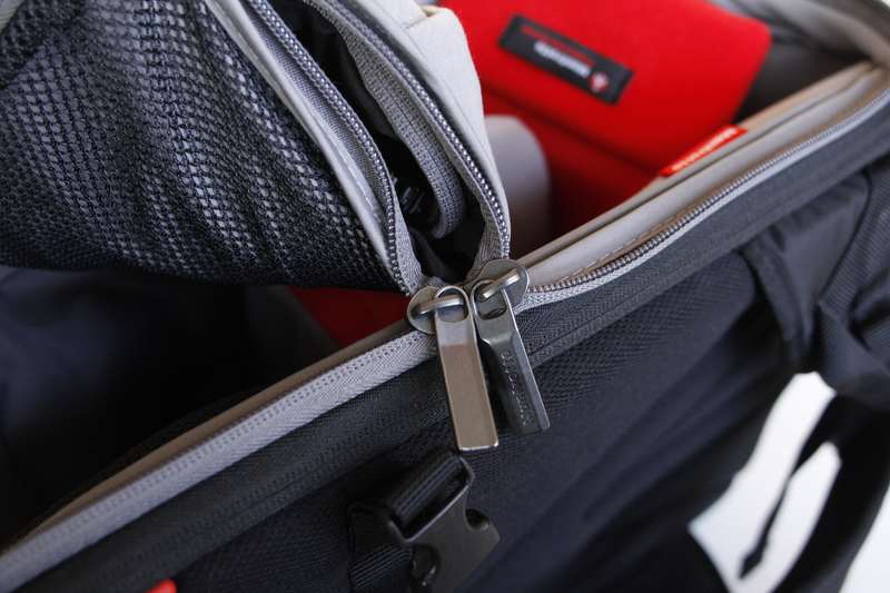 Le sac à dos photo Manfrotto Travel Backpack : la limite des deux compartiments, Ph. Moctar KANE.