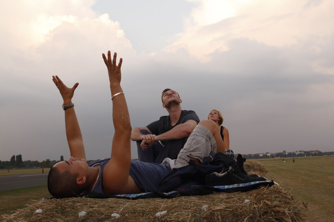 Thai, Kasia et Dom, au Tempelhofer Park, ancien aéroport, Berlin 2014, Ph. Moctar KANE.