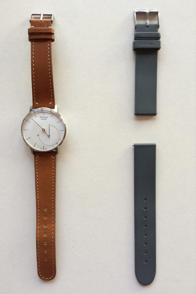 La montre capteur Withings Activité avec son bracelet supplémentaire en silicone, 2015 Ph. Moctar KANE.