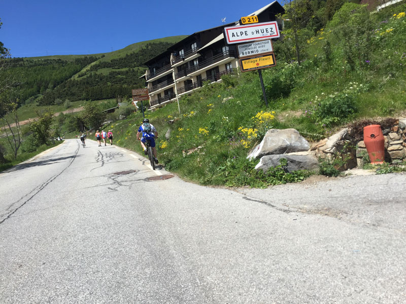 A l'entrée de l'Alpe d'Huez, 02 06 2015, Ph. Moctar KANE.