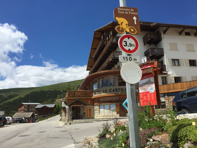 Panneau indiquant l'itinéraire emprunté par le Tour de France à l'Alpe d'Huez, 02 06 2015, Ph. Moctar KANE.