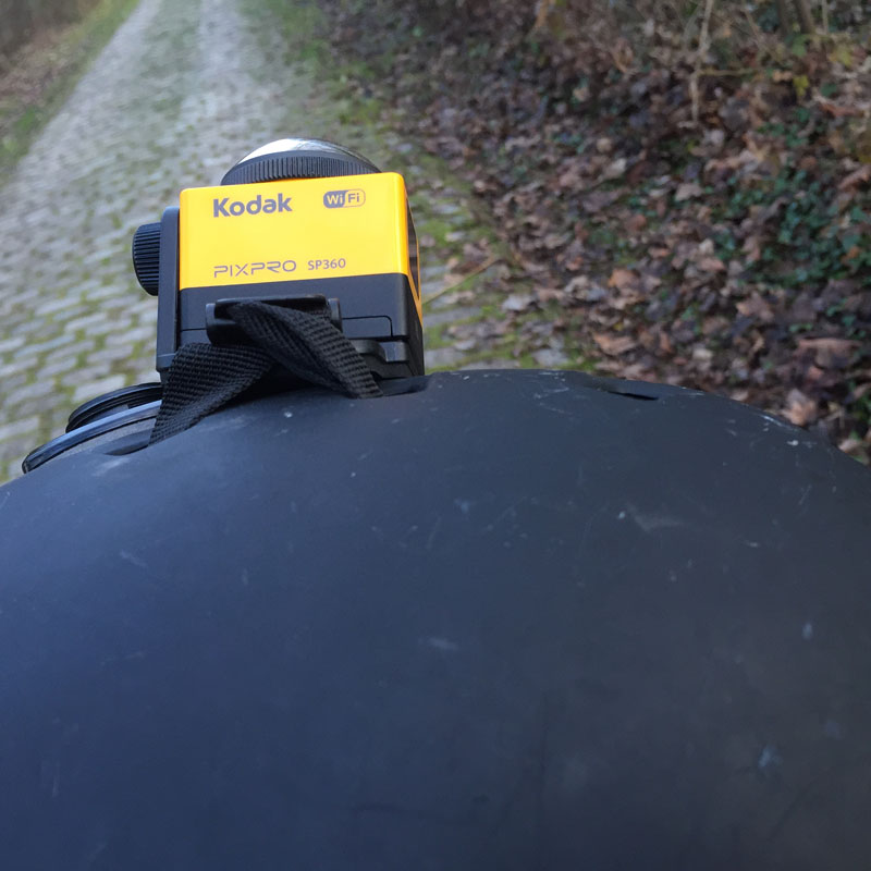 L'action cam Kodak Pixpro SP360 attachée à un casque de vélo, 2014, Ph. Moctar KANE.