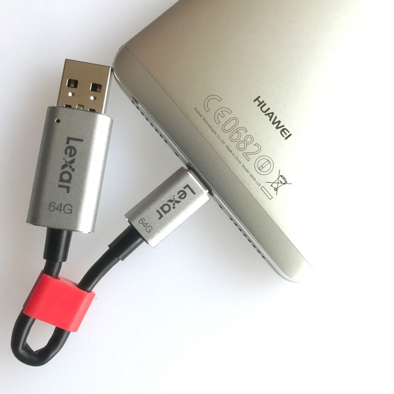 La clé USB Lexar JumpDrive C20c, 2017, Ph. Moctar KANE.