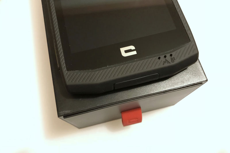 Le smartphone outdoor Crosscall Trekker-X3 sur sa boîte qui sert de chargeur à induction, 2017, Ph. Moctar KANE.