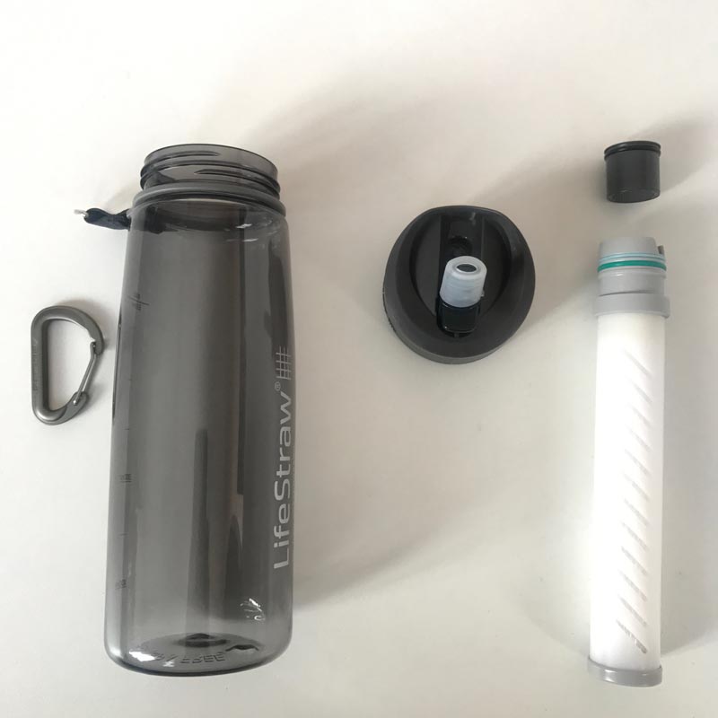 La gourde LifeStraw Go permet d'avoir de l'eau potable à disposition lors  des grandes randonnées en famille.