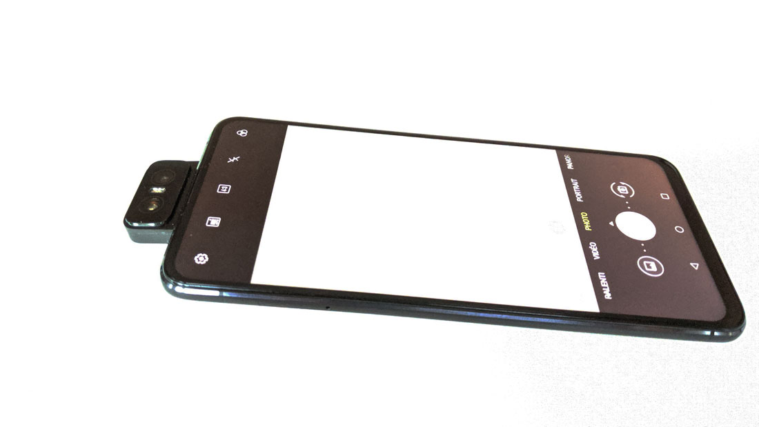 Le smartphone Asus ZenFone 6 avec son bloc d'objectifs pivotant, 2019, Ph. Moctar KANE.