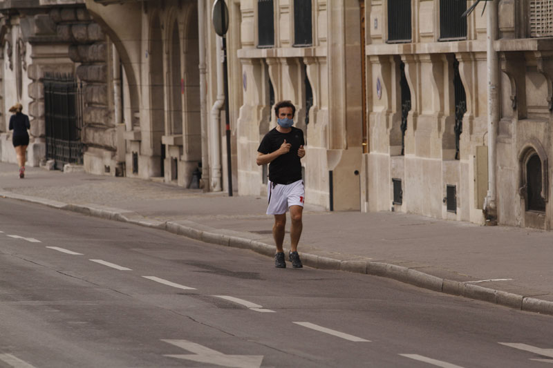Course à pied, près de la Place Concorde, pendant le confinement, Paris, 05 2020, Ph. Moctar KANE.