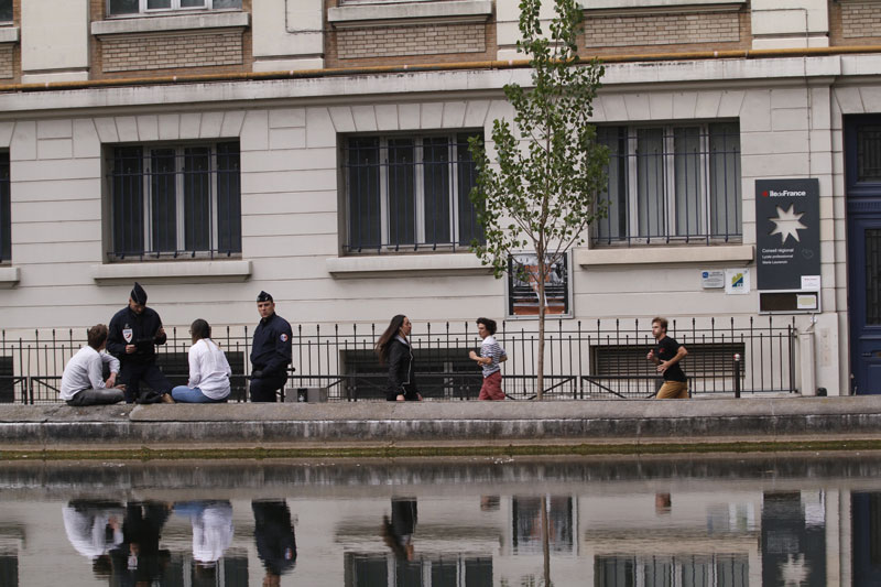Contrôle d'attestation de sortie par la Police, Canal Saint-Martin, pendant le confinement, Paris 05 2020, Ph. Moctar KANE.