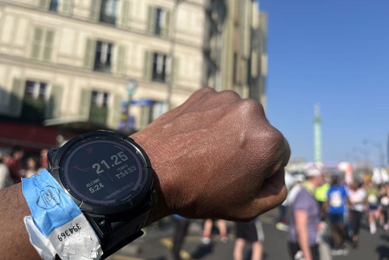 Semi-marathon de Paris, temps indiqué par la Garmin fēnix 7 X Sapphire Solar, 06 03 2022, Ph. Moctar KANE.