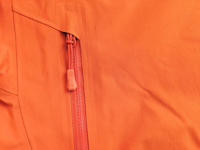 Une des poches principales de la veste Helly Hansen Verglas Infinity Shell Jacket, 2022, Ph. M. KANE.